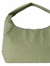 Bolso hobo color verde oliva con cierre superior y asa de hombro.