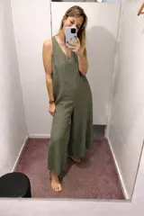 Mono verde militar de lino, con escote en V, sin mangas y piernas anchas tipo palazzo.