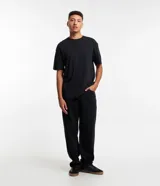 Remera básica negra de algodón, corte relaxed, con cuello redondo y mangas cortas.