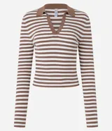 Blusa de punto con rayas horizontales marrones y blancas, cuello polo con escote en V y mangas largas.