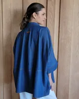 Camisa celeste de mangas largas con cuello clásico y cierre frontal con botones.