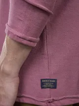 Sweater de micropolar azul con cuello redondo y mangas largas.