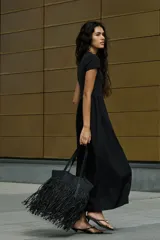 Vestido largo negro con cuerpo ajustado de manga corta y escote redondo en tejido de punto interlock pesado, y falda larga con volumen en tejido liviano de algodón.