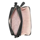 Bandolera negra rectangular de PVC con doble compartimento con cierre superior y correa ancha de tela con hebilla metálica. Lleva el logo triangular de Guess en el frente.