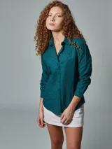 Camisa verde con bordado tipo broderie, de manga larga y corte clásico.