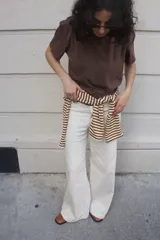 Pantalón jean wide leg color crema, de tiro alto, confeccionado en algodón 100% reciclado. Presenta bolsillos cuadrados en delantero y espalda.