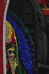 Mochila Sprayground Trinity 100 Bill con diseño de calavera y billetes de 100 dólares con incrustaciones de strass. Tiene un bolsillo frontal con cremallera, bolsillos laterales, bolsillo oculto con cremallera, acolchado ergonómico en la parte posterior en malla, correas ajustables, cierres de nylon con herrajes de metal y placa "Sprayground Authentic" en metal. El interior tiene un compartimento separado para portátil, compartimento separado en velour para lentes de sol y bolsillo organizador en malla.