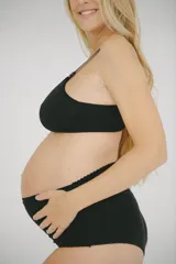 Bombacha de maternidad fabricada en algodón, con faja delantera y puntilla en las piernas, diseñada para brindar comodidad durante el embarazo y el postparto.