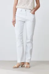 Pantalón de jean blanco, de corte recto y tiro medio.