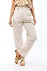 Pantalón de vestir color beige, de corte recto y tiro alto.