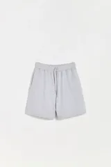 Bermuda de algodón gris melange, con cintura elástica y cordón de ajuste.