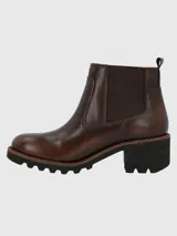 Botín Chelsea de cuero color marrón, con elásticos laterales, suela de goma y taco de 5 cm.