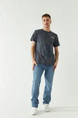 Remera color ladrillo con estampado abstracto en tonos beige y logo de la marca Mistral en el pecho.