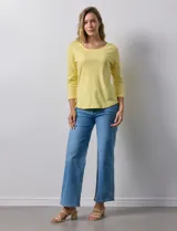 Remera de algodón color verde agua, con escote redondo y mangas 3/4.