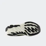 Championes de running New Balance Vongo V6, color verde claro con detalles en naranja, violeta y blanco. Cuentan con entresuela Fresh Foam X para amortiguación y soporte medial para estabilidad.