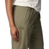 Pantalón jogger color marrón, con cintura elástica, bolsillos laterales y puños elásticos.