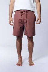 Short de baño marrón con cintura elastizada y cordón ajustable.