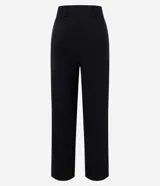 Pantalón de vestir negro de corte wide leg, confeccionado en crepé. Presenta cintura con trabillas, detalle de solapa con botón y bolsillos laterales.