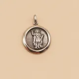 Medalla redonda de plata 925 con la imagen de San Expedito en relieve.