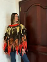 Sweater marrón de lana merino con cuello redondo y flecos XL de colores amarillo, naranja y borgoña.