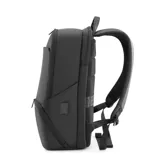 Mochila negra de poliéster impermeable con capacidad de 22 litros. Tiene compartimento para laptop de hasta 17,3 pulgadas, cuatro bolsillos interiores (dos con cremallera), dos espacios para botellas de agua, llavero interior, espacio para tarjeta y cinturón para valija en la parte trasera.