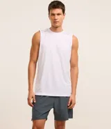Bermuda deportiva masculina color gris, confeccionada en poliéster y elastano. Posee cintura elástica, cordón interno ajustable y estampa localizada refletiva.