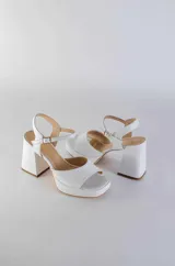 Sandalias de cuero color peltre con plataforma y pulsera al tobillo. Taco cuadrado de 9 cm de altura.