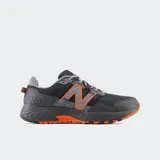 Championes New Balance modelo 410, color gris oscuro con detalles en naranja vibrante y gris claro. Presentan un diseño robusto para trail running con malla transpirable, refuerzos sintéticos y suela AT Tread para tracción.
