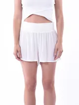 Short blanco de tejido ligero con cintura elastizada.