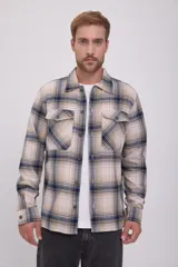 Sobrecamisa de hombre a cuadros color crema, azul y verde, de manga larga y cuello de camisa. Cierre con botones y corte cómodo.