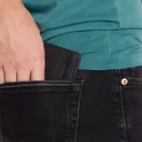 Billetera negra de cuero reciclado con logo Merrell grabado en la parte inferior.