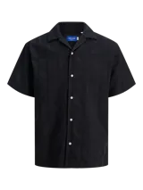 Camisa negra de algodón con cuello resort, manga corta y cierre de botones. Tejido de sarga con textura. Marca Jack & Jones.