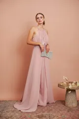 Enterito de fiesta color rosa pálido, con cuello halter, cuerpo drapeado con lentejuelas y pantalón palazzo.