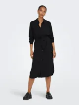 Vestido camisero midi negro con cuello clásico, mangas largas con puños abotonados, cierre frontal con botones y cinturón en la cintura.