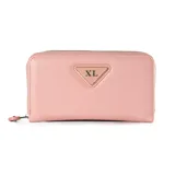 Billetera color rosa de cuero sintético con cierre de cremallera. Tiene un logo triangular plateado con las letras XL en el frente.