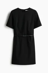 Vestido corto negro con cuello redondo, manga corta y cinturón fino extraíble con hebilla de metal.