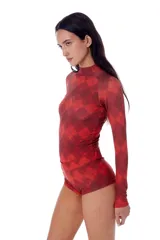 Polera de lycra roja con estampado de rombos negros, cuello alto y mangas largas.