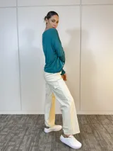 Pantalón cargo color beige de eco cuero, corte recto y bolsillos laterales.