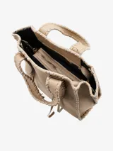 Cartera tipo tote de cuero color beige con costuras decorativas en hilo blanco.