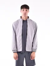 Campera gris con cierre frontal, cuello mao y puños elásticos.
