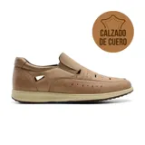 Zapato casual de cuero color tostado, con perforaciones decorativas y elásticos laterales.