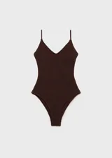 Traje de baño entero color marrón chocolate, con textura arrugada y tirantes finos.