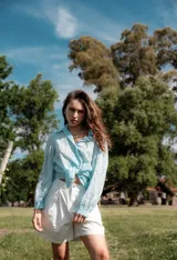 Camisa celeste de broderie con hombro y manga globo con puño.