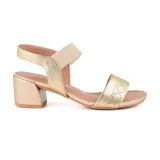 Sandalias de cuero negro con taco bajo y pulsera elástica en el tobillo.