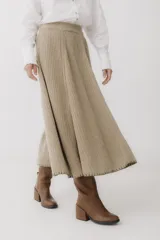 Falda midi color beige, de tejido acanalado y corte evasé.