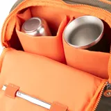 Bolso matero verde de poliéster con doble cierre, asas fijas y correa regulable. Tiene dos bolsillos externos con cierre, un bolsillo interno con cierre y dos bolsillos internos abiertos. El interior es de tela de algodón y poliéster. Tiene compartimentos para notebook y matero, y el logo de la marca en el frente.