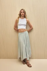 Falda larga color verde agua, de corte amplio con volados y cintura elastizada.