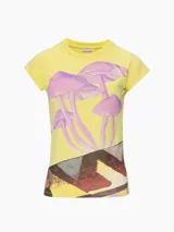 Musculosa amarilla con estampado de hongos en tonos lila y detalle de paisaje en la parte inferior.