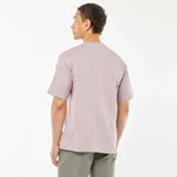 Remera lisa color lila de corte recto, con cuello redondo y bolsillo en el pecho.