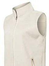 Chaleco micropolar color crudo, con cierre frontal completo, cuello alto y bolsillos laterales con cierre. Confeccionado con fibras recicladas.